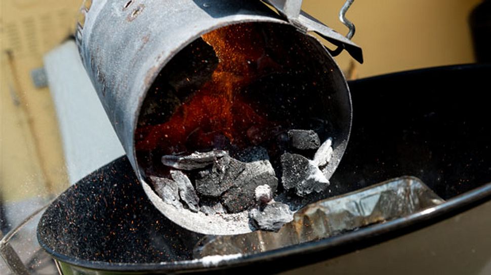 Anzündkamin - Grillanzünder - Grillen - Foto: iStock/antoniotruzzi