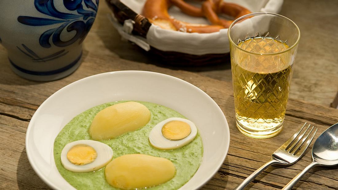 Frankfurter grüne Soße mit Apfelwein - eine lokale Spezialität Frankfurter grüne Soße mit Apfelwein - eine lokale Spezialität