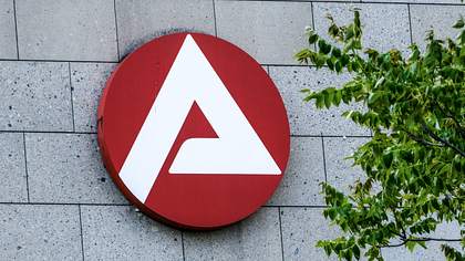 Logo der Agentur für Arbeit - Foto: IMAGO / Michael Gstettenbauer