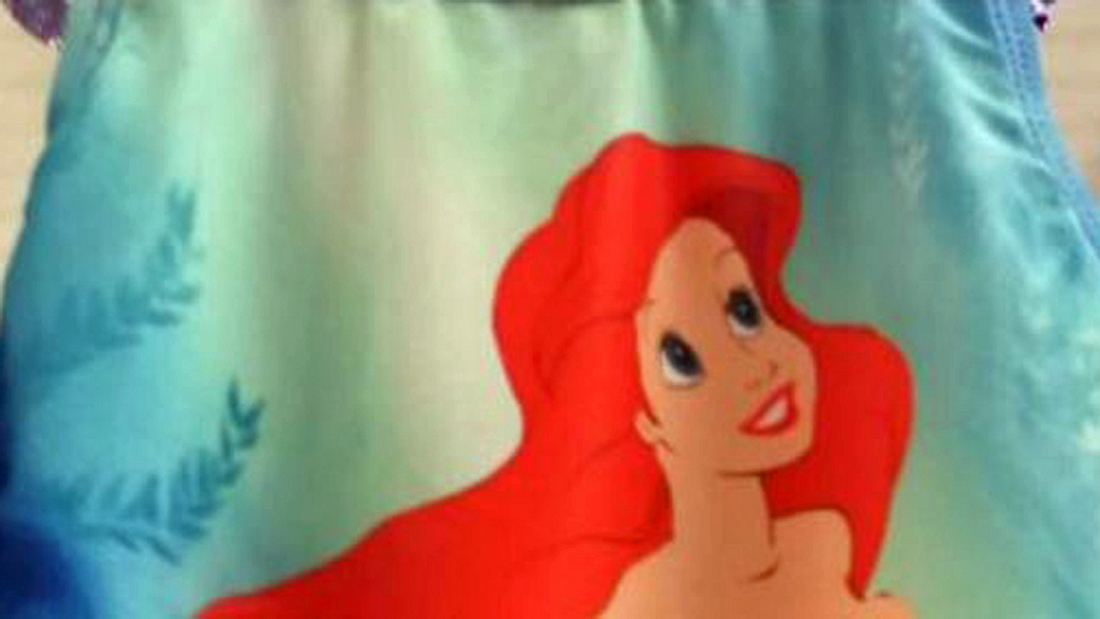Arielle oben ohne: Die kleine Meerjungfrau barbusig auf einem Badeanzug für Kinder