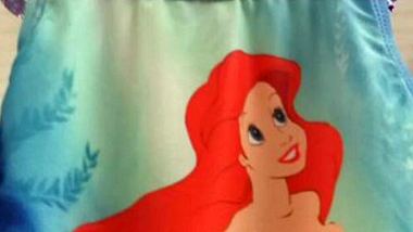 Arielle oben ohne: Die kleine Meerjungfrau barbusig auf einem Badeanzug für Kinder - Foto: Twitter