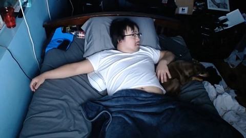 Mann in seinem Bett - Foto: Youtube / Asian Andy