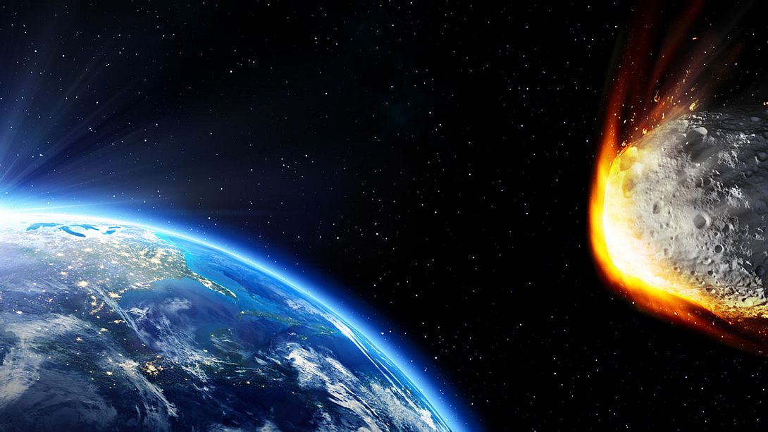 Ein Asteroid rast auf die Erde zu - Foto: iStock / RomoloTavani