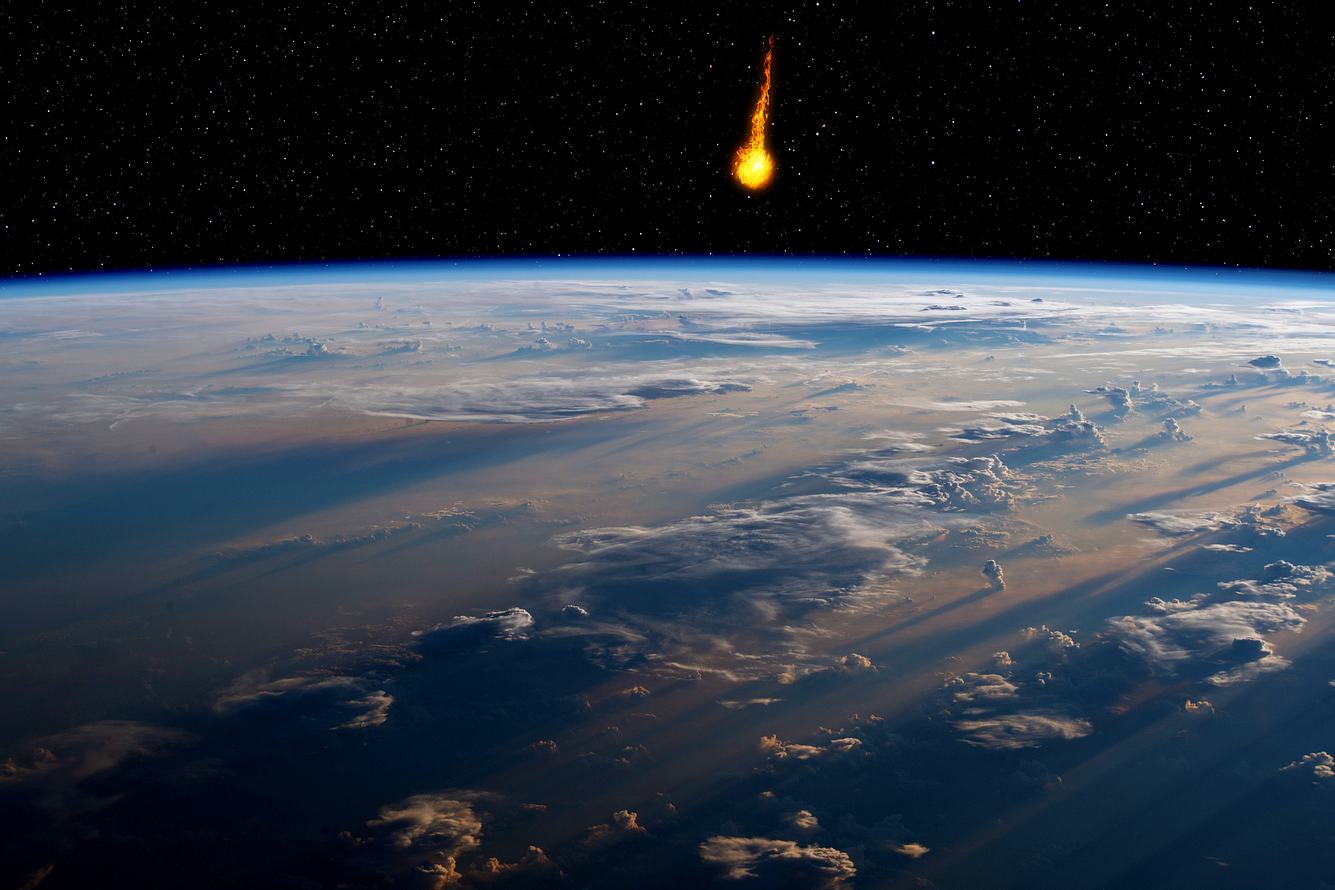 Asteroid tritt in Erdatmosphäre ein