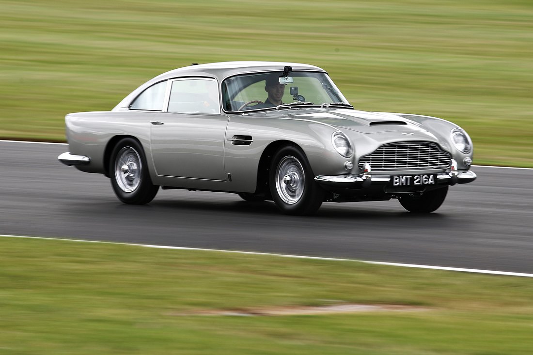 Das ehemalige Bond-Girl Ursula Andress am Steuer eines Aston Martin DB5 Aston Martin DB5