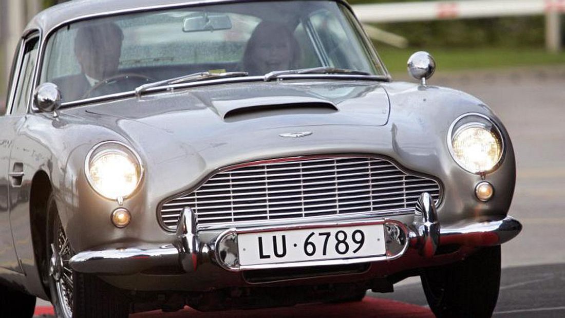 Das ehemalige Bond-Girl Ursula Andress am Steuer eines Aston Martin DB5 Das ehemalige Bond-Girl Ursula Andress am Steuer eines Aston Martin DB5