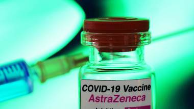 Impfstoff von AstraZeneca - Foto: IMAGO / Martin Wagner
