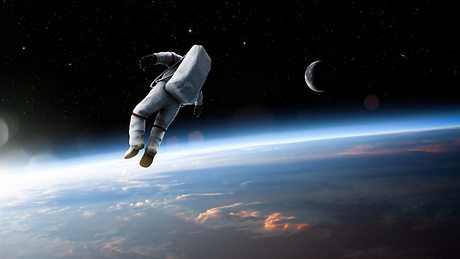Astronaut schwebt im All - Foto: iStock / peepo