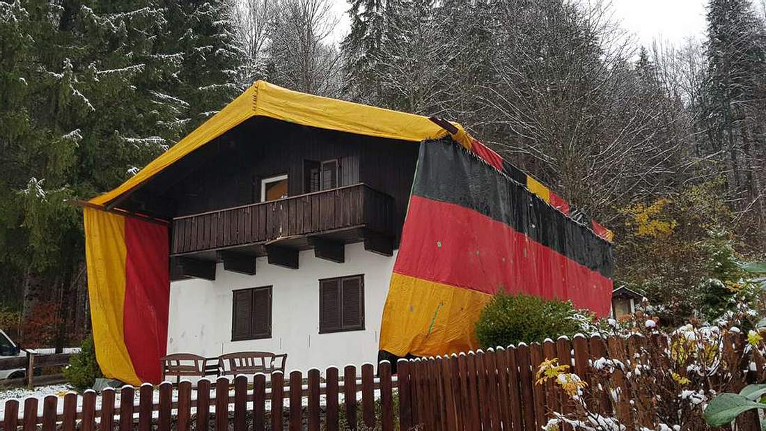 Kreuth: In Bayern wird dieses Asylantenheim unter einer Deutschlandflagge begast Schädlingsbekämpfung: Asylunterkunft im bayrischen Kreuth wird unter Deutschlandflagge begast
