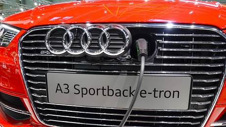 Roter Audi A3 e-tron beim Aufladen - Foto: IMAGO / allOver