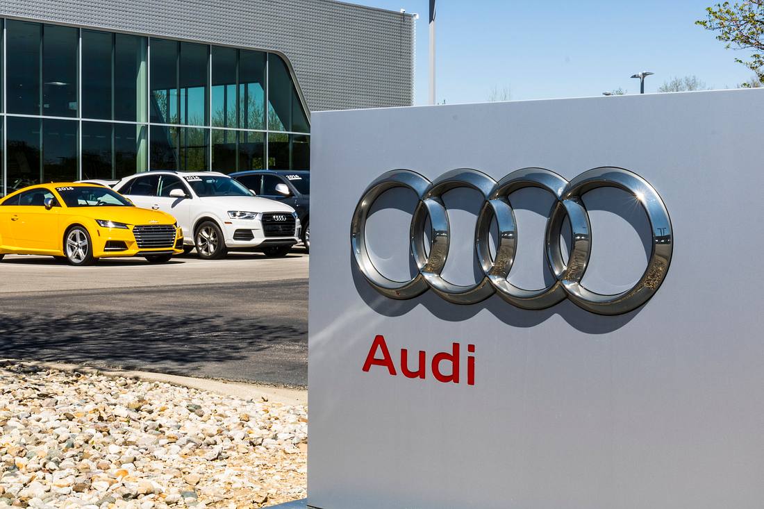 Audi-Logo vor Filiale Audi-Logo vor Filiale