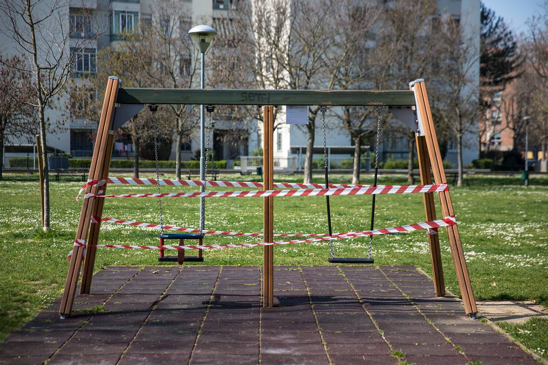 Ausgangssperre: Als erstes Bundesland führt Bayern eine Ausgangssperre ein Kinderschaukel mit Absperrband markiert