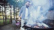 Männer grillen - Foto: iStock/LukaTDB