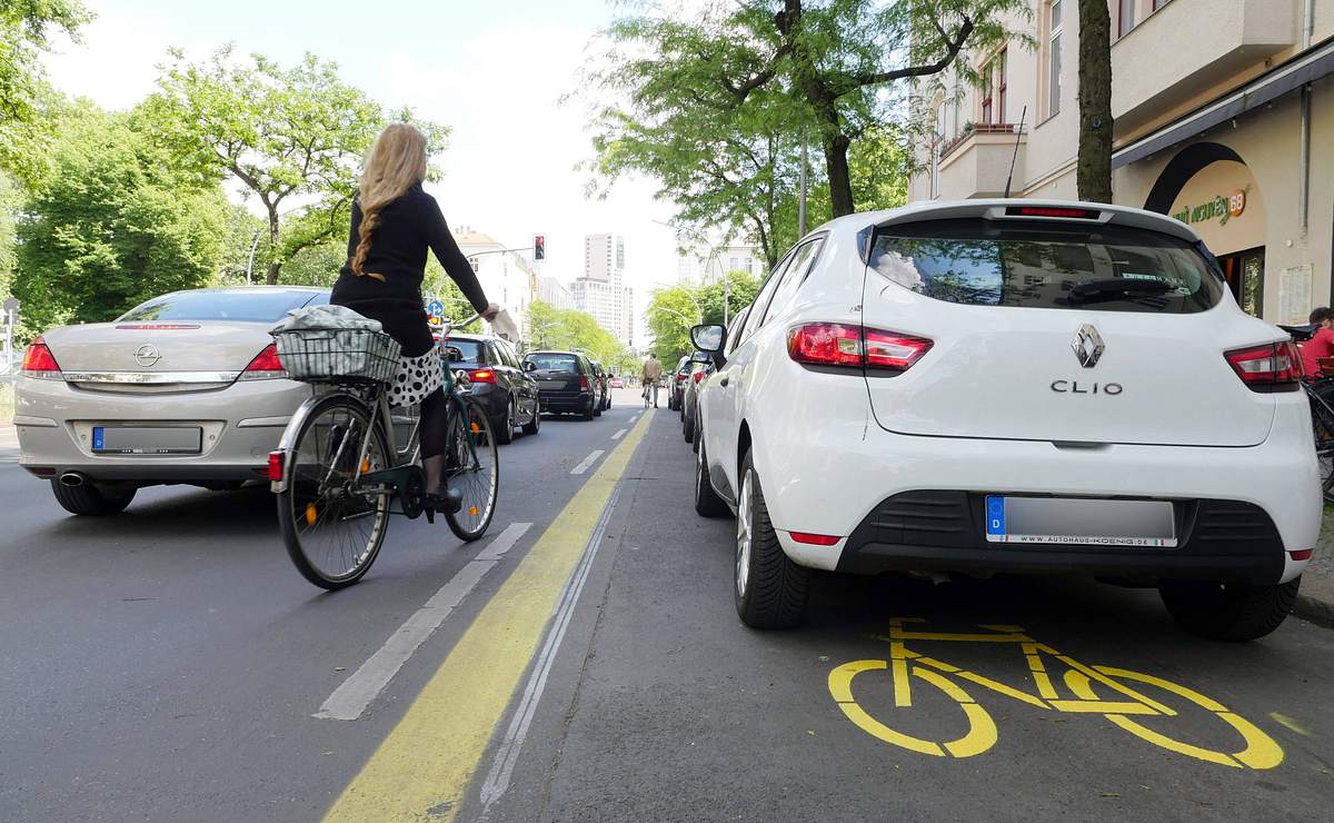 Auto parkt Radweg