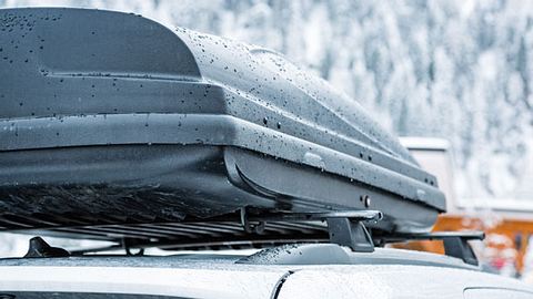 Auto Dachboxen - Foto: iStock/mbbirdy