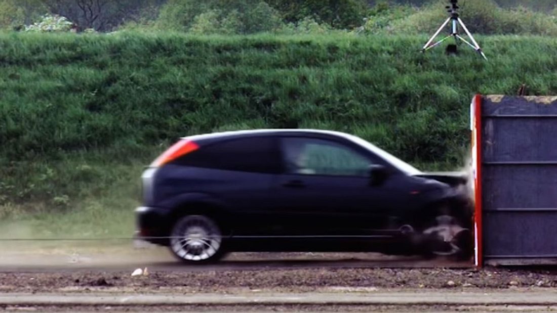 Mit 200 km/h gegen die Wand Mit 200 km/h gegen die Wand