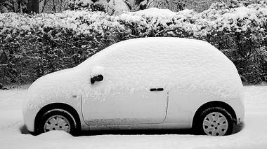 Mit Schnee bedecktes Auto - Foto: iStock / onfilm