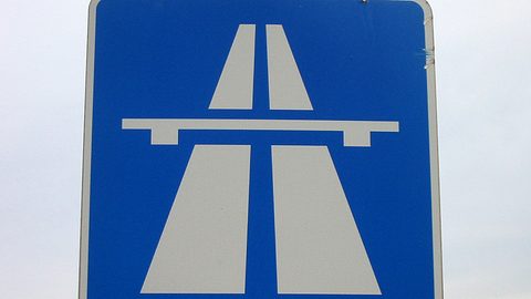 Autobahn-Schild - Foto: iStock/tobi