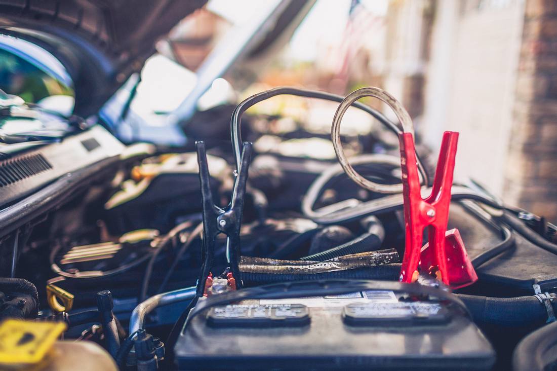 Mit einem Autobatterie-Ladegerät kannst du dein Auto ohne Hilfe überbrücken