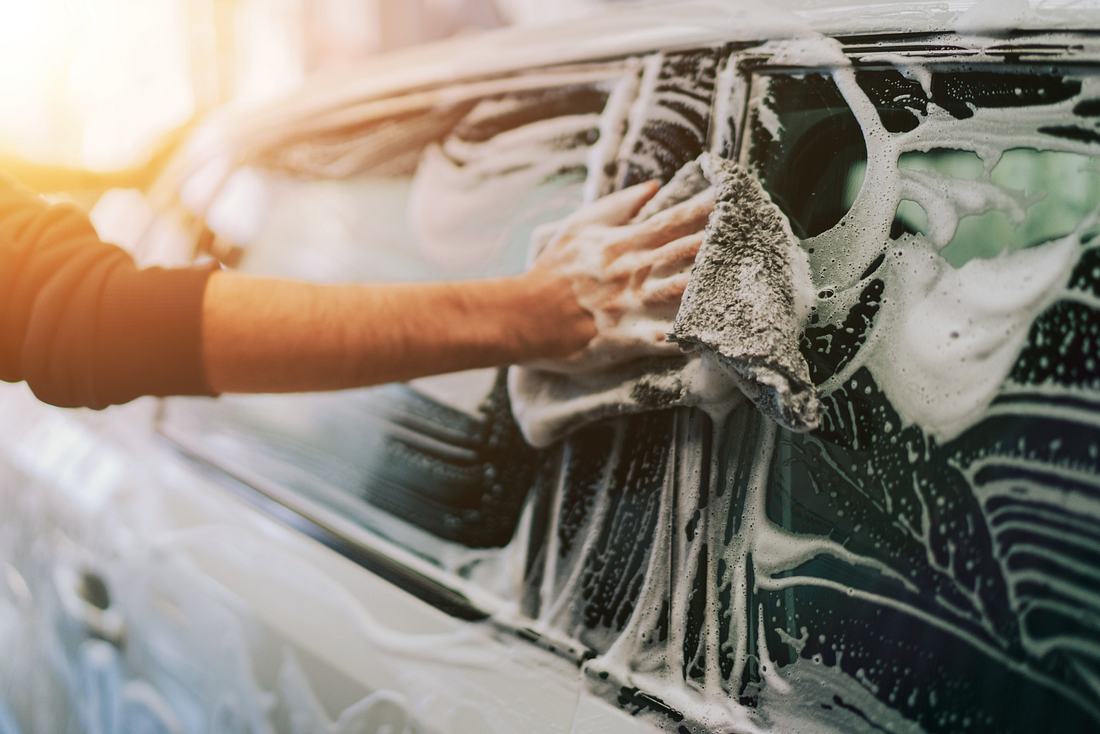 Mann wäscht Auto