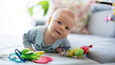 Baby mit Spielsachen - Foto: iStock / tatyana_tomsickova