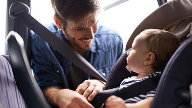 Babyschale Isofix - Foto: iStock / PeopleImages