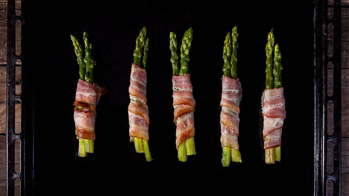 Grüner Spargel mit Bacon aus dem Backofen