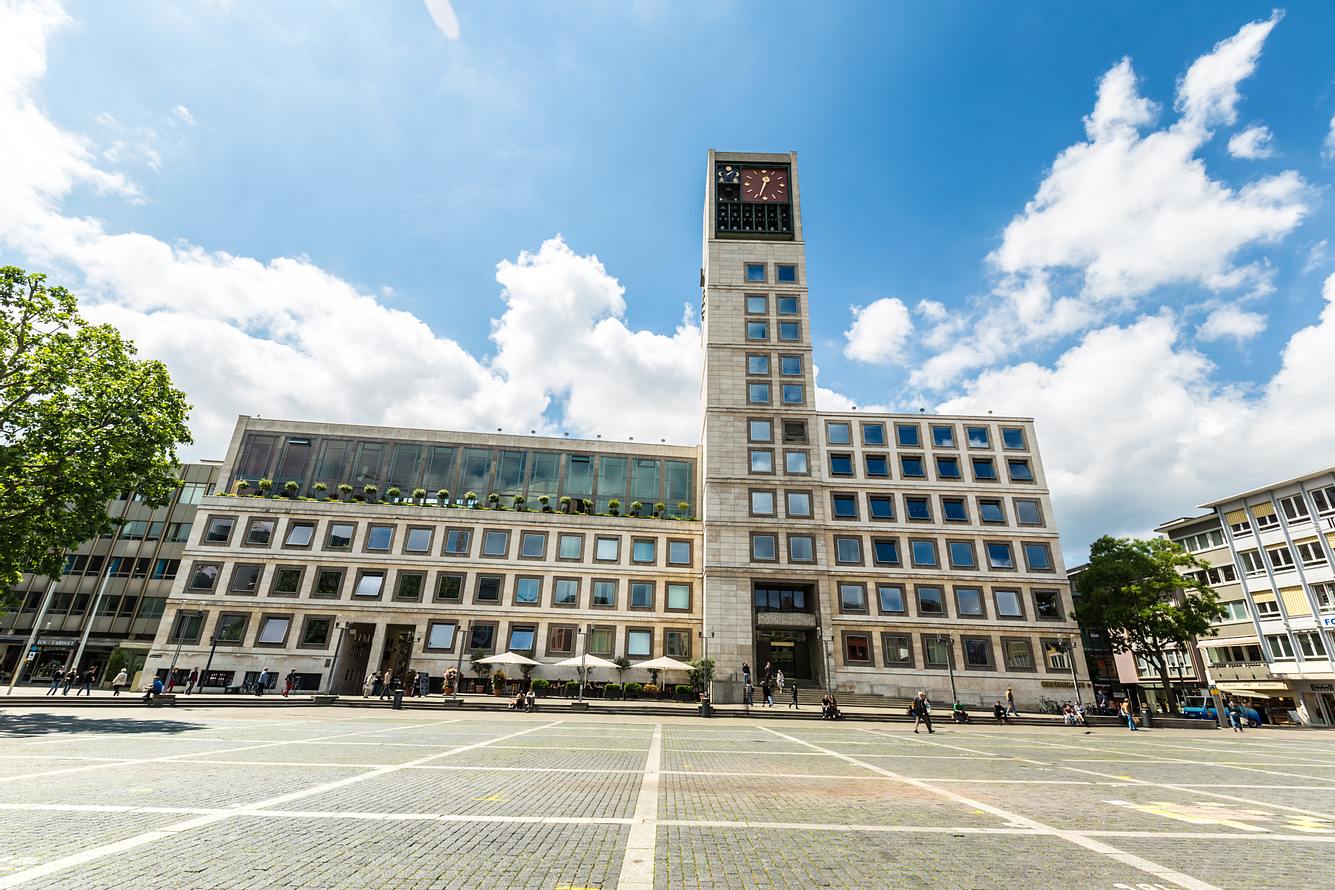 Trotz Inzidenz über 1000 - Erstes Bundesland lockert Corona-Maßnahmen Rathaus in Stuttgart