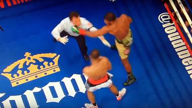 Box-Weltmeister Badou Jack schlägt Ringrichter Arthur Mercante zu Boden - Foto: Twitter/RBRBoxing