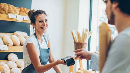 Kein Bock auf Kleingeld: Diese Bäckerei setzt auf Kreditkarte - Foto: iStock / pixelfit