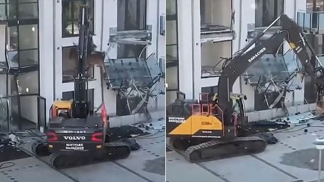 Bagger zerstört Fassade - Foto: YouTube/Rudolfs Bastelstube, Collage bearbeitet von Männersache