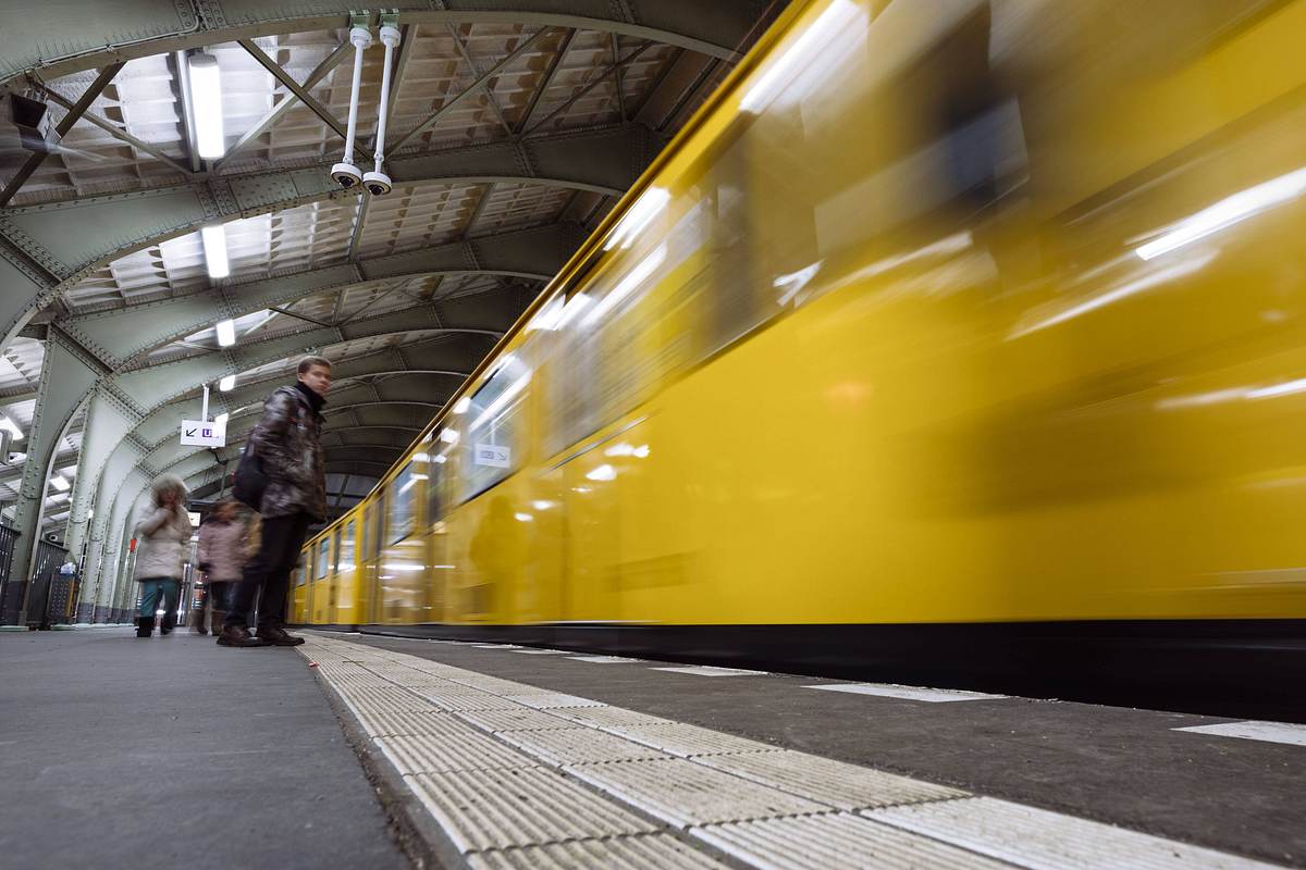 Einfahrende Bahn an der Berliner Haltestelle