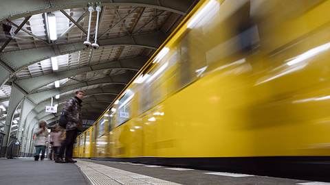 Einfahrende Bahn an der Berliner Haltestelle - Foto: IMAGO / Future Image