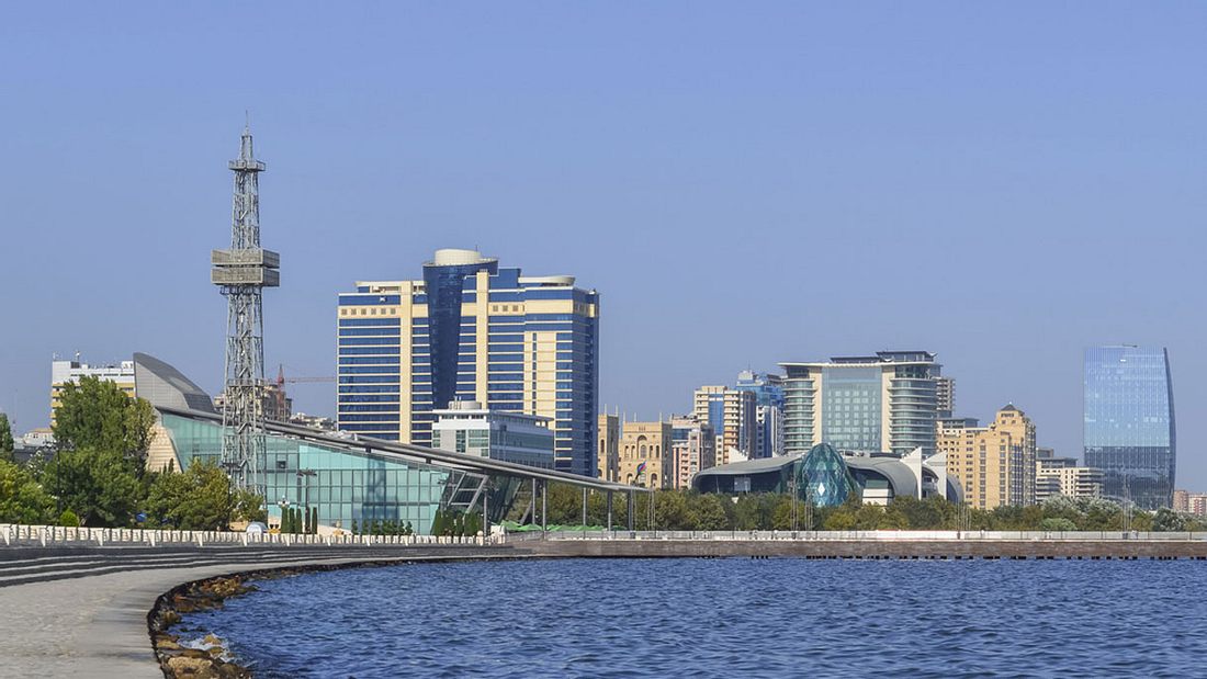 Der Bulvar direkt am Kaspischen Meer. Bulvar in Baku