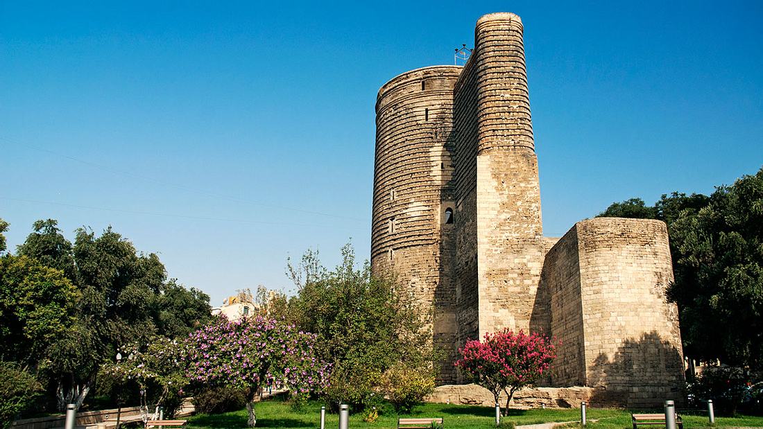 Der uralte Jungfrauenturm in Baku. Jungfrauenturm in Baku