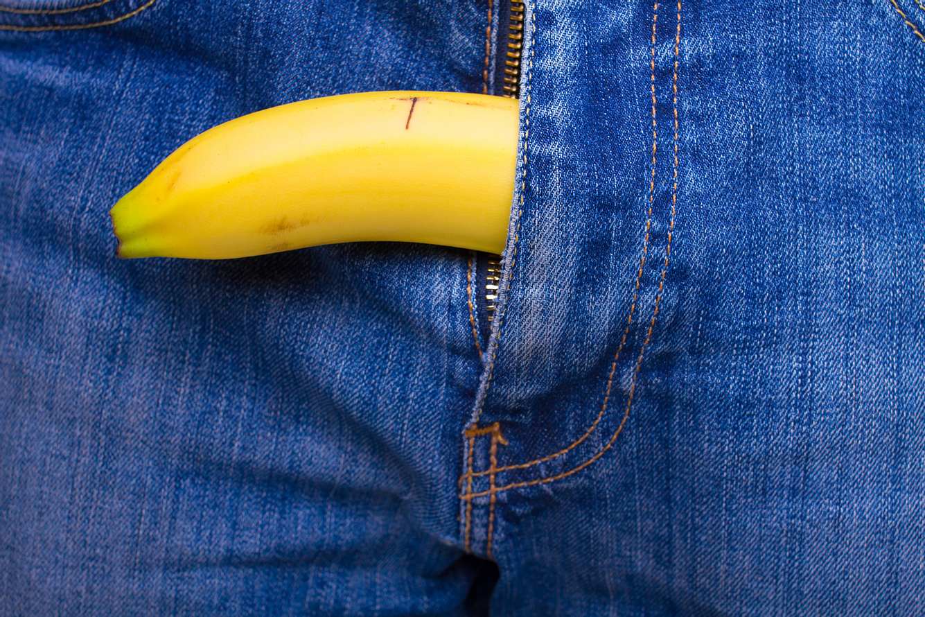 Banane hängt aus Jeans