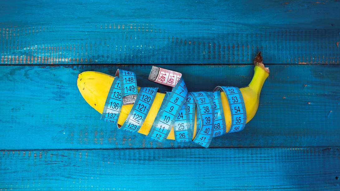 Banane im Maßband - Foto: iStock / Alexander Vorotyntsev