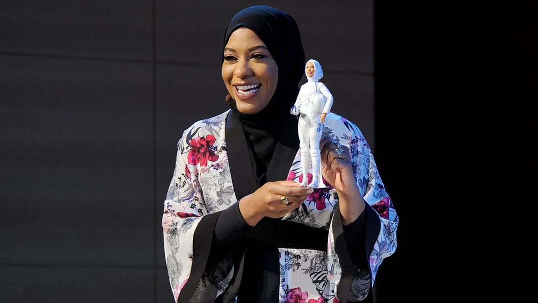 Ibtihaj Muhammad stellt die erste Barbie mit Kopftuch vor Ibtihaj Muhammad stellt die erste Barbie mit Kopftuch vor