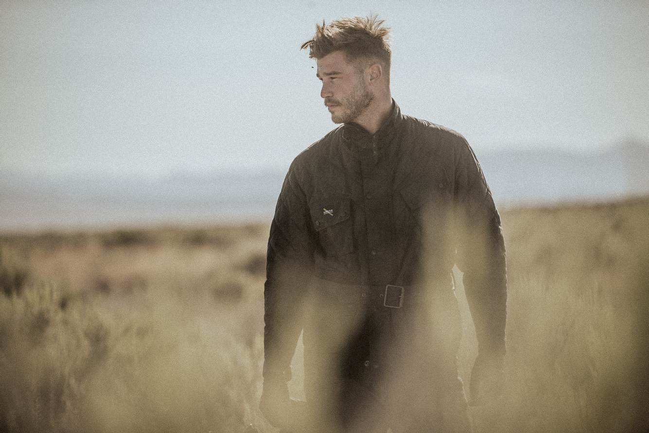 Barbour und Saturdays NYC mit gemeinsamer Kollektion Mann in einer Landschaft