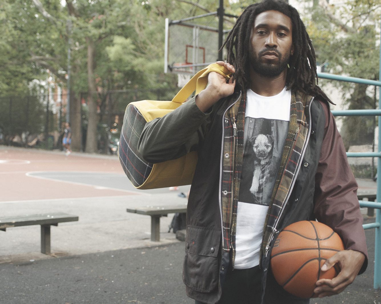 Mann mit Basketball und Sporttasche