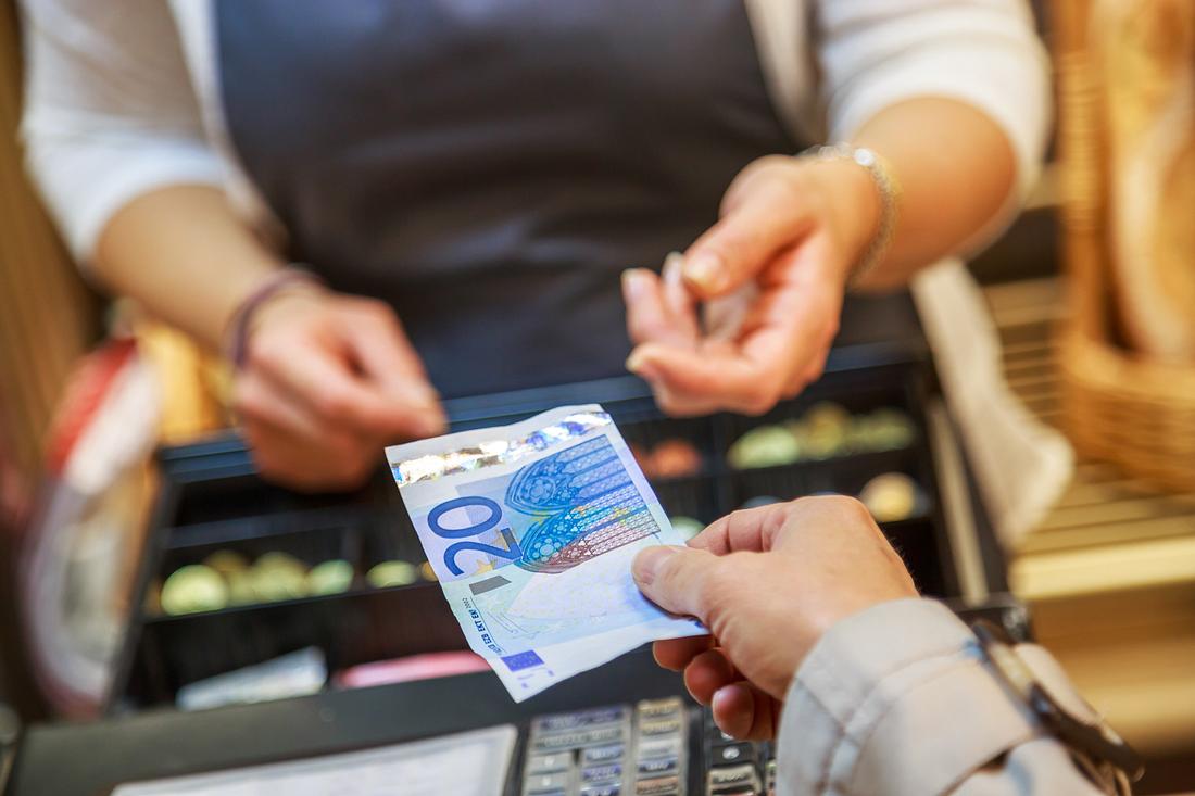 Bargeldzahlung an der Kasse Bargeldzahlung an der Kasse