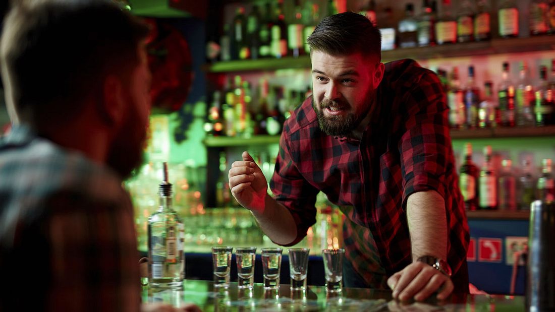 Barkeeper verraten dir Anmachen, die tatsächlich zum Erfolg führen Barkeeper verraten dir Anmachen, die tatsächlich zum Erfolg führen