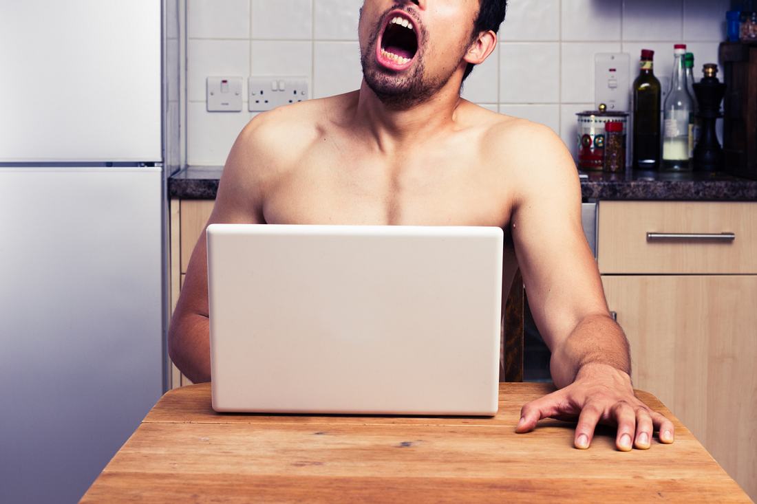 Kein Scherz! Deutsche Krankenkasse empfiehlt Selbstbefriedigung Mann vor Laptop