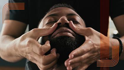 Mann mit Bart wird massiert  - Foto: iStock / Kobus Louw