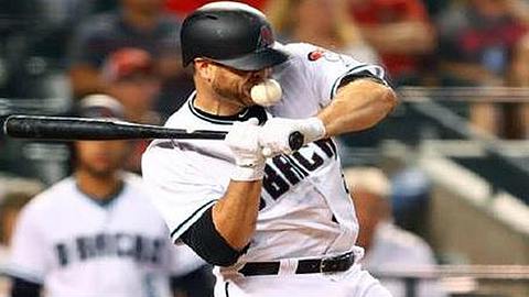 Baseballspieler Chris Ianetta von den Arizona Diamondbacks wird von einem Baseball mit 150 km/h im Gesicht getroffen - Foto: MLB.com