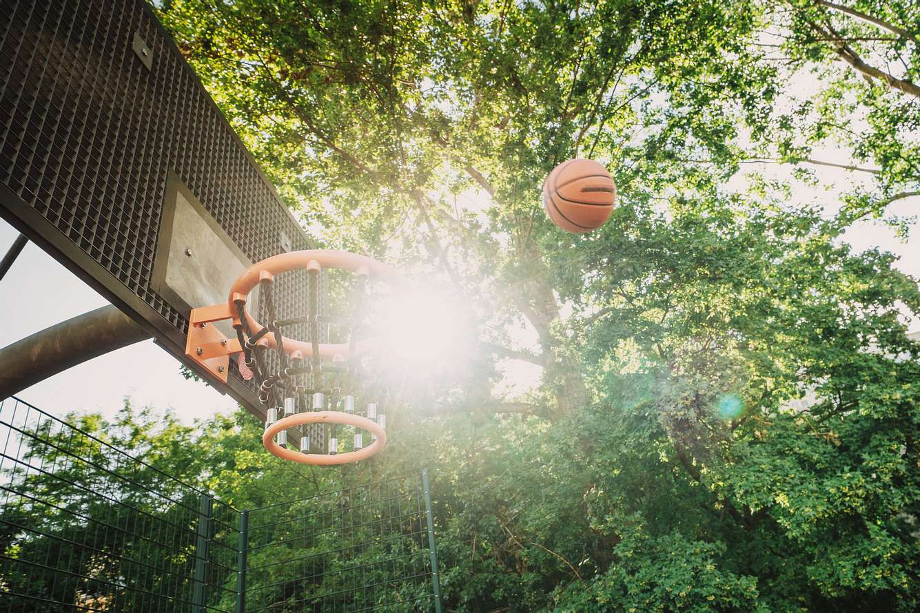 Basketball fliegt auf Korb zu