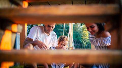 Baumhaus Kinder - Foto: iStock / Nikola Stojadinovic