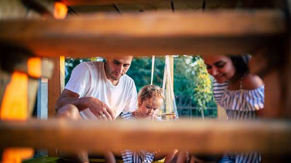 Baumhaus Kinder - Foto: iStock / Nikola Stojadinovic