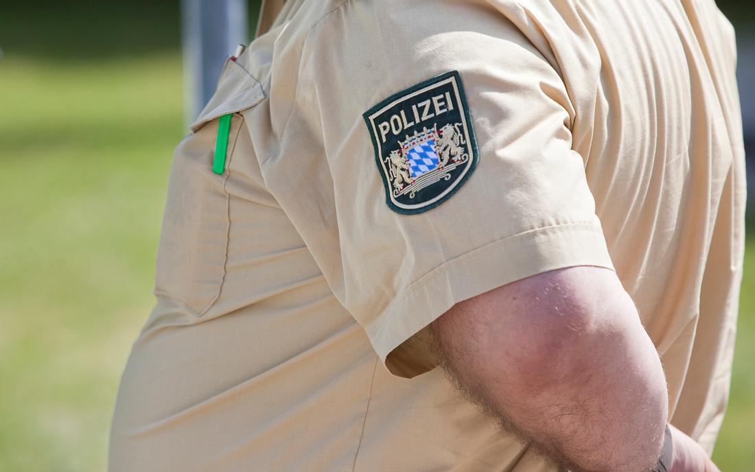 Bayerische Polizei verbietet Tattoos im sichtbaren Bereich Bayerischer Polizist