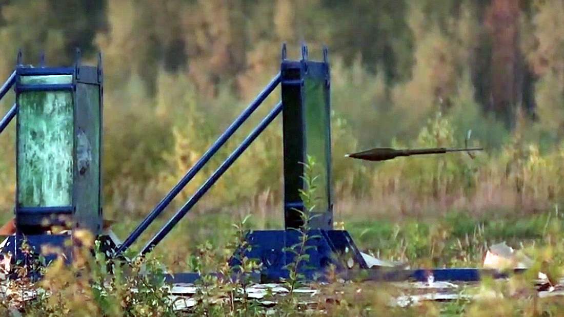 Explosives Experiment: Die YouTuber von Crash Zone haben einen Raketenwerfer auf 40 Scheiben Panzerglas abgefeuert Eine Bazooka wird auf 40 Scheiben Panzerglas abgefeuert